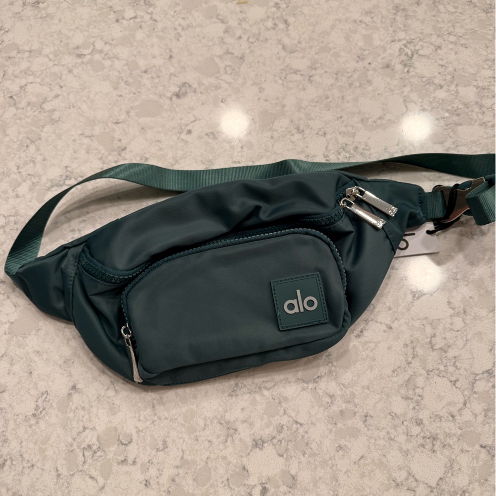 ALO Yoga Belt Bag in Dark Green